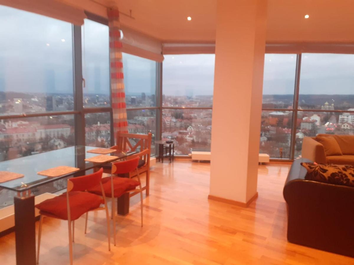 Luxury In Skyscraper Apartment *